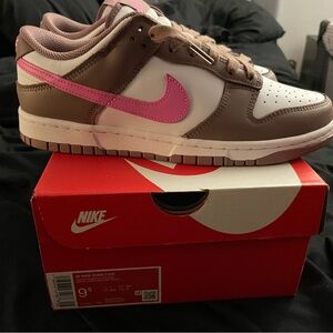 New nike dunks! Never worn they are too small for me.

Smokey Mauve color